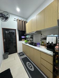 而连突Homestay Afeef Jerantut的厨房配有柜台和厨房。