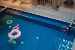 安吉利斯瓦伦蒂诺斯酒店的游泳池的顶部景色,游泳池设有甜甜圈和球