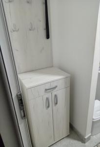 新帕扎尔Jugi的卫生间旁的小白色橱柜