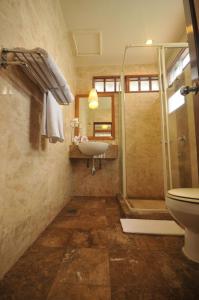 珍南海滩兰卡威波浪别墅度假村的带淋浴、盥洗盆和卫生间的浴室