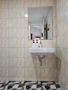 沙美岛Horizon Resort的一间带水槽和镜子的浴室