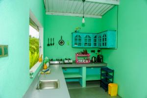 米瑞莎Feeling tip'sea rooftop villa的绿色厨房配有水槽和柜台