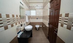 班加罗尔FabHotel Panchami Comforts的一间带水槽和卫生间的浴室