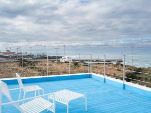 济州市Boutique Pool Villa NAMIB的阳台配有两把椅子,享有海景。