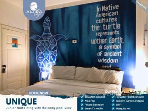 巴亚希贝Bayahibe Lodge的一间卧室设有蓝色的墙壁和床