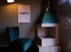 比亚恩卡维拉PODERE DELL'ETNA SEGRETA - Essential Nature Hotel的客厅设有壁炉和蓝椅