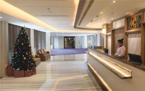 新加坡Aqueen Prestige Hotel Lavender的酒店大堂的圣诞树
