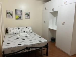 LoculanEstilo 2-Bedroom Apartment B的一间小卧室,卧室内配有一张床铺