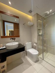 绥和市Mia Apec Mandala Phú Yên的浴室配有卫生间、盥洗盆和淋浴。