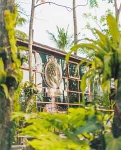 婆罗浮屠Nalendro Villa Borobudur的树中间有标志的建筑