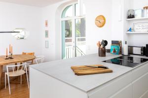 瓦尔内明德Ferienhaus Luv und Meer的厨房配有白色的台面和木制切板
