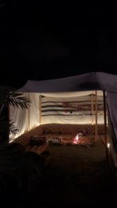 欧拉Mountain house的夜晚在帐篷下放火的白色帐篷