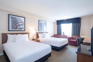卡尔加里卡尔加里机场桑德曼酒店的酒店客房设有两张床和电视。
