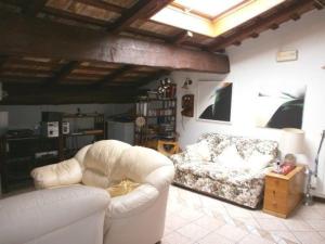 阿斯科利皮切诺Dimora Giosafatti的客厅配有两把椅子和一张沙发