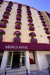加济安泰普乌古鲁酒店的建筑上有很多窗户