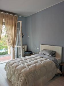 卢戈LA CASA DI GIM的一间卧室设有一张大床和一个大窗户