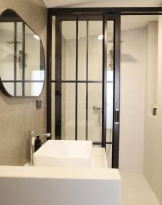 班昌Now Hostel的浴室设有白色水槽和镜子