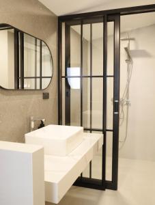 班昌Now Hostel的浴室设有2个水槽和镜子