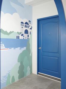 班昌Now Hostel的一间房子的画作,里面的蓝色门