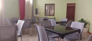 恩德培SEED HOTEL的用餐室配有桌椅和桌椅