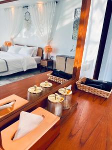 拉威海滩Ocean Pie Phuket的酒店客房带一张床、一张桌子和椅子