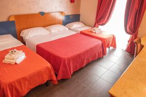 马里纳·迪·瓦尔卡图罗贝拉维斯塔酒店 的酒店客房,配有两张带红色床单的床