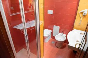 马里纳·迪·瓦尔卡图罗贝拉维斯塔酒店 的带淋浴、盥洗盆和卫生间的浴室