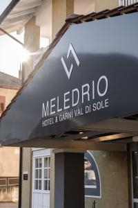 迪马罗Hotel garni Meledrio的梅尔费诺旅馆和谷物面包车经销商的标志