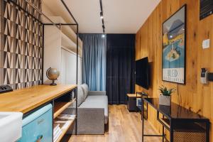 卢布尔雅那City Glamping by ONE66 Hotel的带沙发和电视的客厅