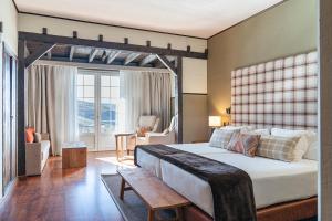 塞拉内华达鲁麦基伊亚精选文奇酒店的一间卧室配有一张大床和木制床头板