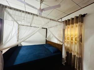 米瑞莎Pahasara Villa的一间卧室配有一张带蚊帐的床