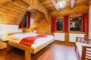 弗林布尔克雷拉酒店的木屋内的卧室配有一张床