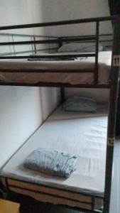 法马拉Famara Home stay的双层床的下铺配有枕头