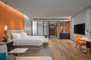 西安西安秦都传奇voco酒店的一间卧室设有一张床和一间客厅。