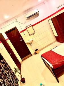 商沙巴HOTEL SITA GRAND的一间带红色床和卫生间的浴室