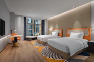 西安西安秦都传奇voco酒店的酒店客房,设有两张床和一张沙发