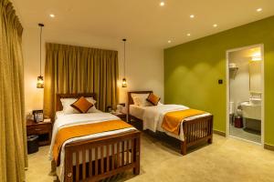 蒙纳Makayiram Retreat的酒店客房带两张床和一间浴室