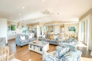 布雷登顿海滩Tropical Hideaway的一间配备有蓝色和白色家具的起居室和一间厨房