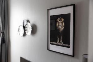 舍夫德约尔酒店的墙上狮子的画面