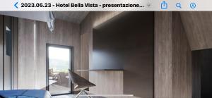 马洛亚rest bellavista的酒店大堂的网站,设有椅子和窗户