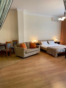 敖德萨阿卡达公寓酒店的客厅配有沙发和1张床