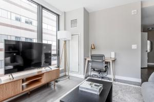 North Station 1br w wd gym nr TD Garden BOS-340A的电视和/或娱乐中心