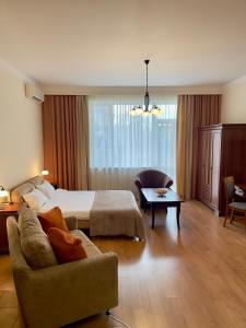 敖德萨阿卡达公寓酒店的酒店客房,配有床和沙发