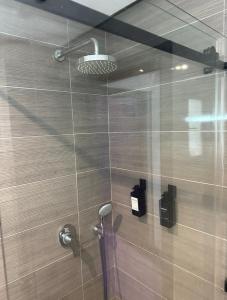 纳布勒Appartement La Croisette的带淋浴的浴室和玻璃墙