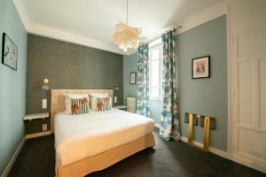 巴黎巴蒂诺勒酒店的一间卧室设有一张大床和一个窗户。