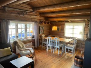 MysusæterMaurtua - cabin in lovely surroundings的小屋内带桌椅的客厅