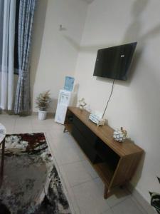 蒙巴萨Joly Apartments, Nyali Mombasa的客厅设有壁挂式平面电视。