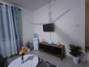 蒙巴萨Joly Apartments, Nyali Mombasa的客厅的墙上配有平面电视。