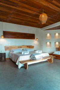 AmontadaVila Caetanos的一间卧室设有两张床和木制天花板