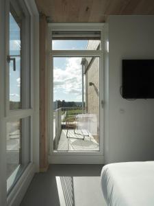 欧德鲁佐Hotel Amiuka的一间卧室设有窗户,享有阳台的景色